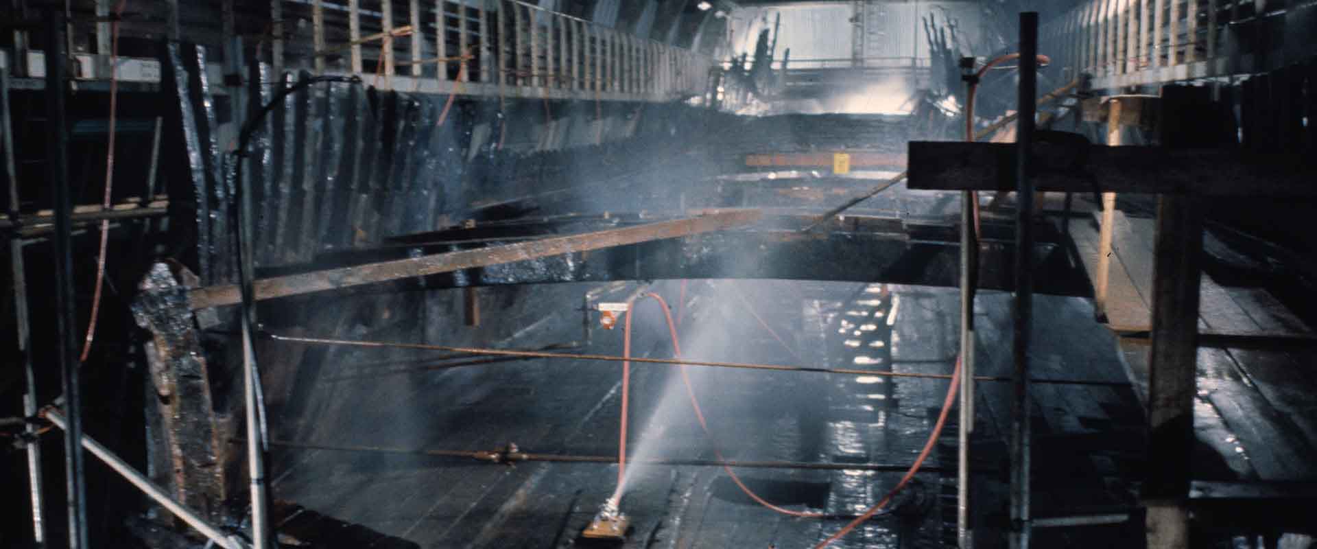 Vasa ligger i Wasavarvet och besprutas med PEG genom ett automatiskt sprutsystem.